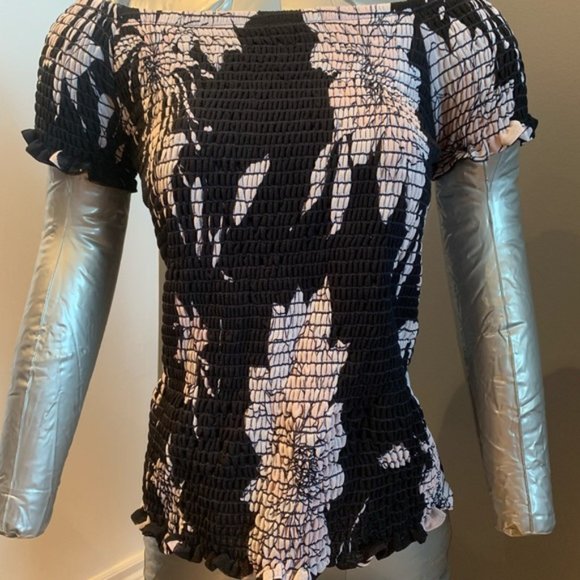 Like NEW🌺Made in🇨🇦FL Off Shoulders Shirred Top - Picture 10 of 17